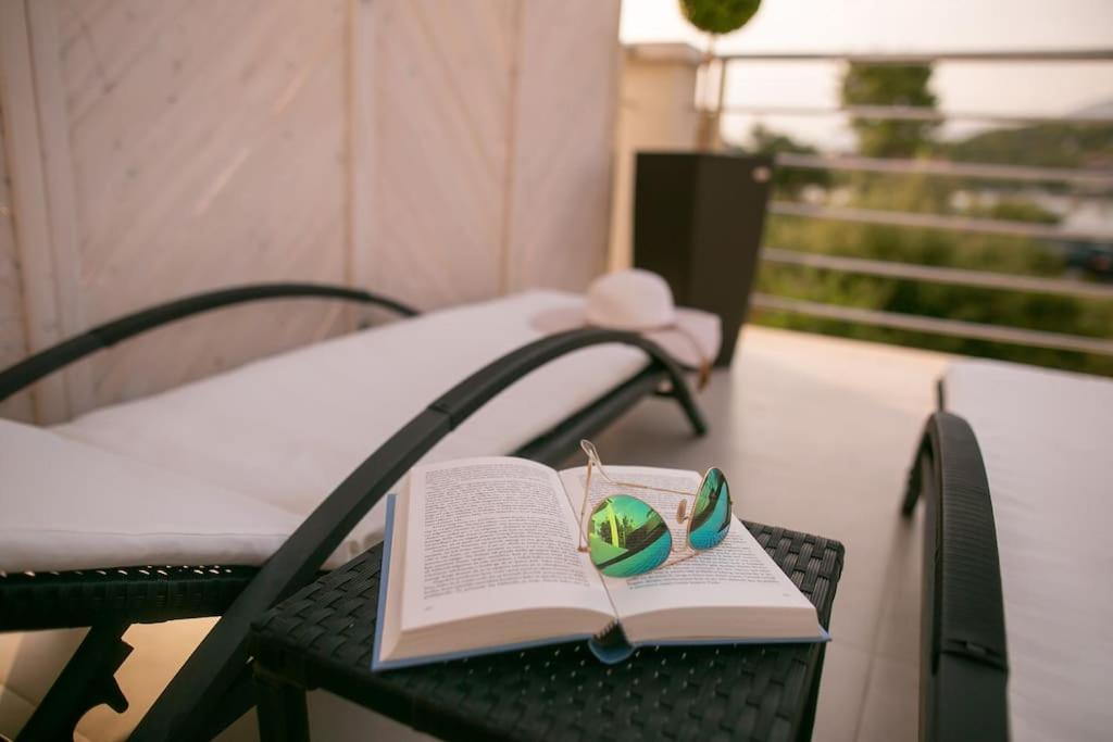 Villa Kora - Luxury Holiday Apartments ลุมบาร์ดา ภายนอก รูปภาพ