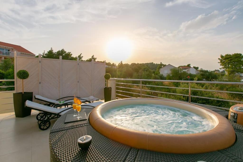 Villa Kora - Luxury Holiday Apartments ลุมบาร์ดา ภายนอก รูปภาพ