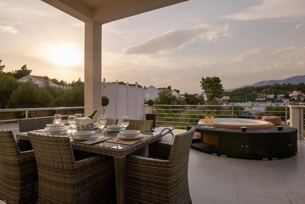 Villa Kora - Luxury Holiday Apartments ลุมบาร์ดา ภายนอก รูปภาพ