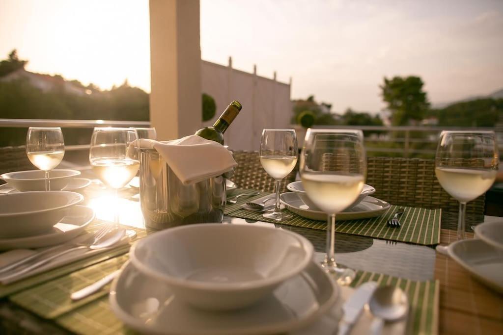 Villa Kora - Luxury Holiday Apartments ลุมบาร์ดา ภายนอก รูปภาพ